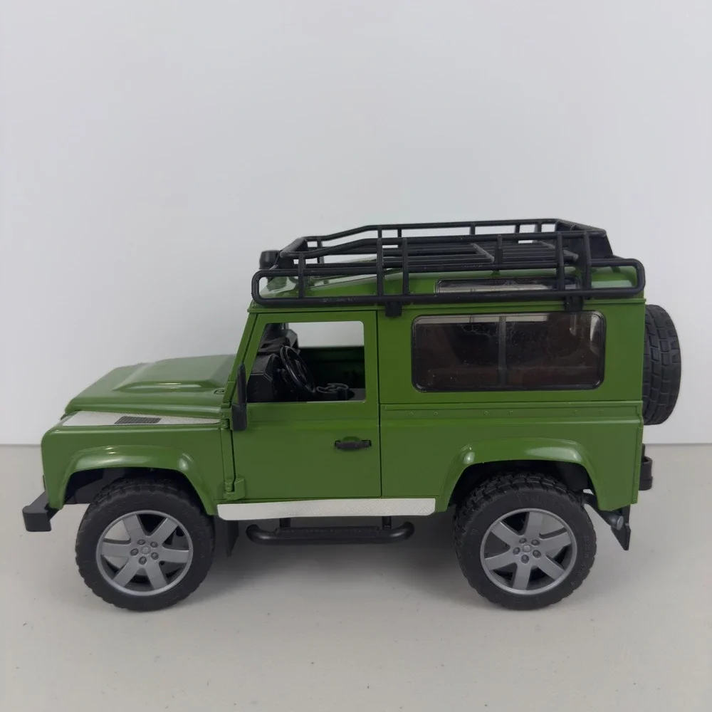 Bruder Land Rover Defender Station Wagon Green 1:16 Scale Toy Vehicle 02590 11in